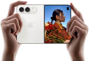 iPhone Duo, звездно бяло, държан в две ръце в хоризонтална ориентация, разгънат, левият панел показва 48MP Dual Fusion задни камери, а десният панел показва човек, когото снимат на външния дисплей, обектът на снимката вижда лицето си, докато го снимат с Duo Preview