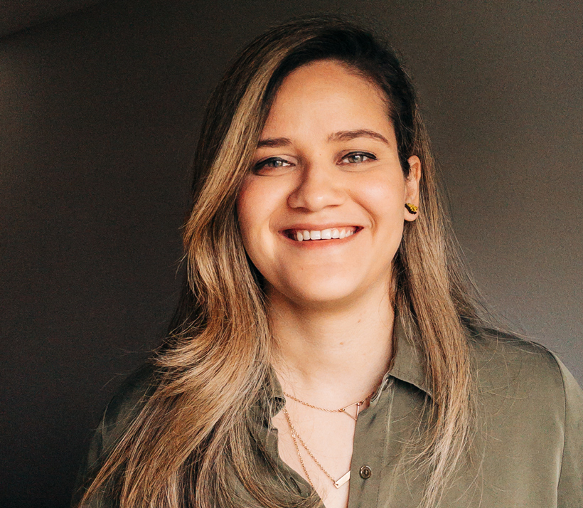 Un ritratto fotografico di Bianca, che rivolge un bel sorriso verso chi legge.