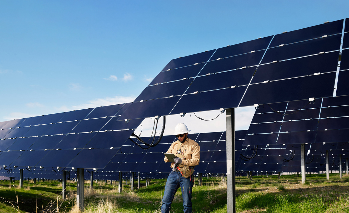 Un parco eolico con diverse turbine che producono energia.