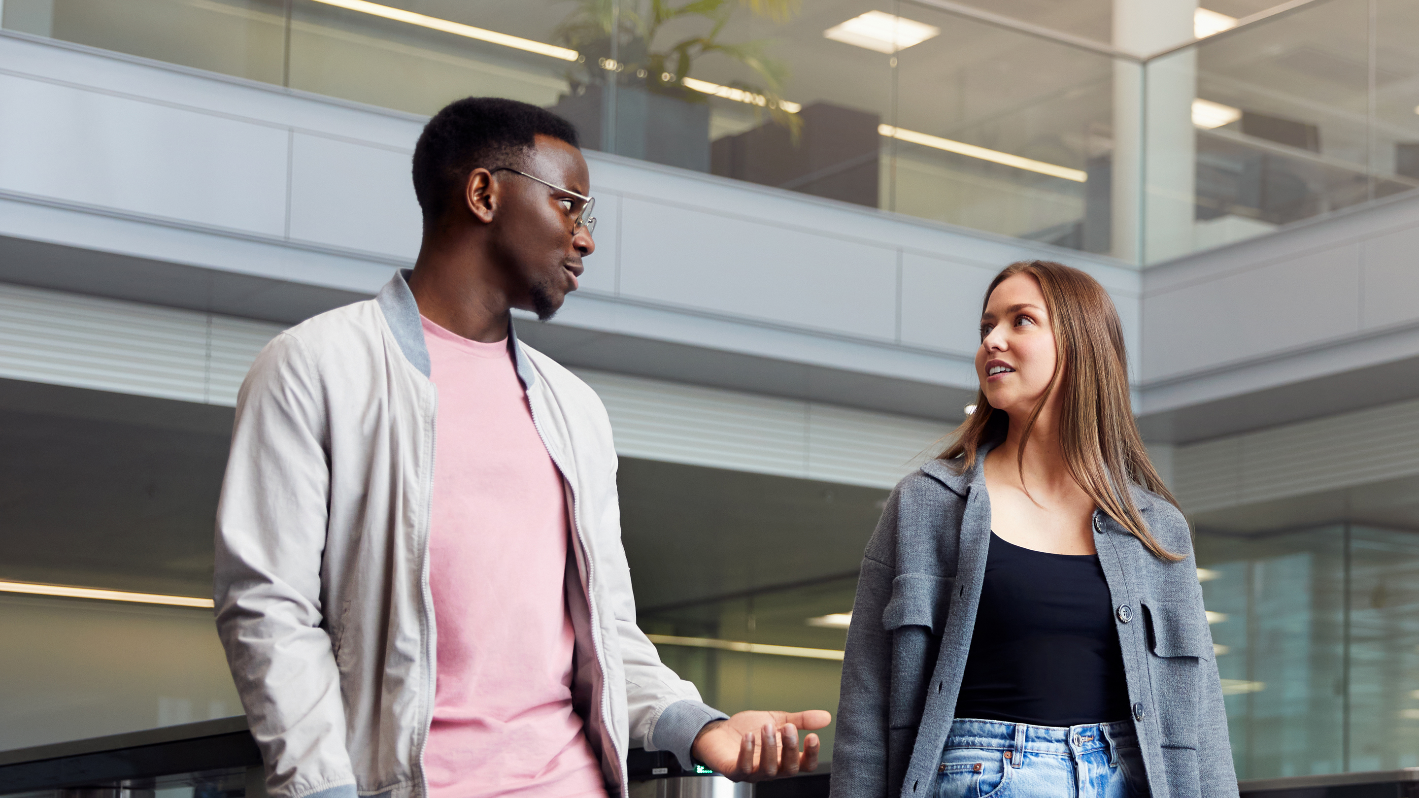 Due dipendenti di Cork che camminano all’interno di una struttura del campus.
