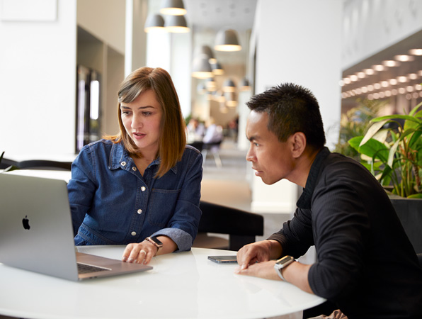 Una dipendente del team Support & Service che parla con una collega.