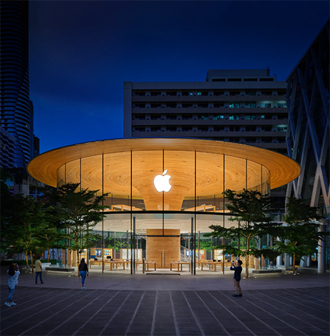 Esterno di un Apple Store di notte.