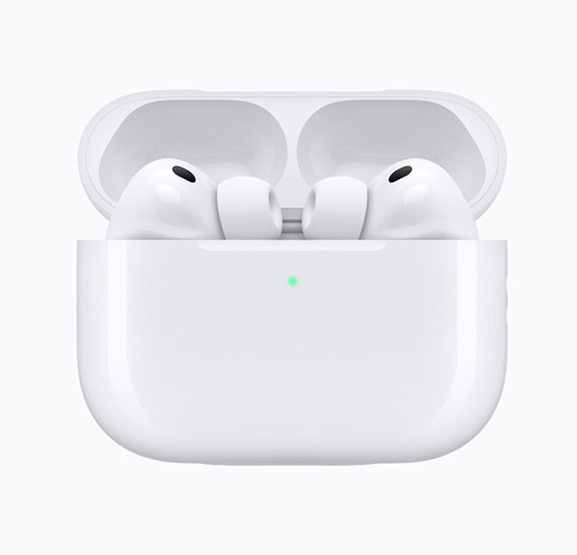 AirPods Pro 3 dentro una custodia di ricarica bianca aperta