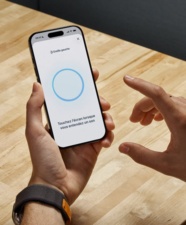 Une personne passe un Test d’audition sur son iPhone