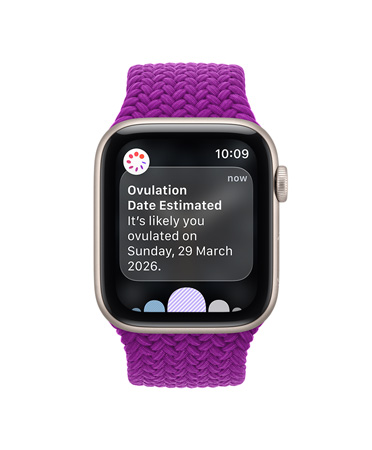 Apple Watch SE 3，星光色鋁金屬錶殼，配搭洋紅色編織單圈手環，螢幕展示排卵日期回溯推算
