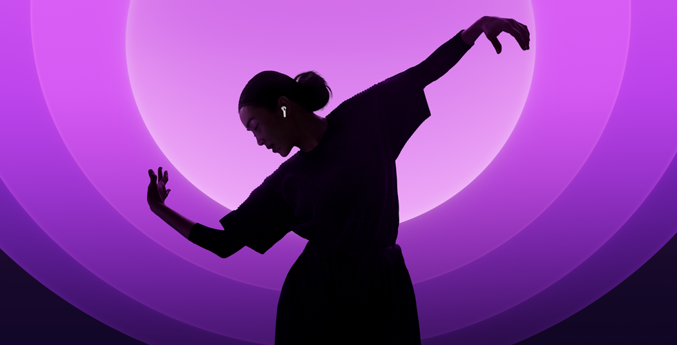 Persona dejo ar AirPods 5 ausīs, krāsains fons