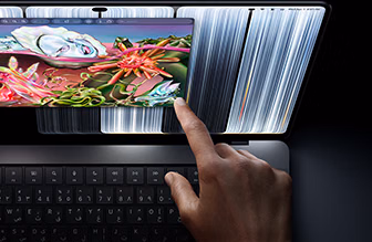 جهاز MacBook Pro مع شاشة PROLED XDR، لون أسود فلكي، مستخدم يغيّر حجم نافذة على الشاشة بطرف إصبعه