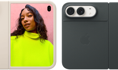 iPhone Duo v nebeskej bielej farbe so silikónovým krytom v pieskovej béžovej farbe, orientácia na šírku, úplne otvorený v horizontálnej polohe, kamery Dual Fusion vľavo hore, kryt chráni zadnú vonkajšiu stranu a vonkajší okraj predného displeja, vpravo je na vonkajšom displeji zobrazený portrét osoby. iPhone Duo v nebeskej bielej farbe, úplne otvorený v horizontálnej polohe, kryt Folio so stojanom v námorníckej modrej farbe, úplne otvorený v horizontálnej polohe, zadná vonkajšia strana so 48 Mpx zadnými kamerami Dual Fusion, dva objektívy