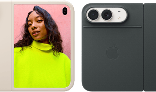 iPhone Duo v nebeskej bielej farbe so silikónovým krytom v pieskovej béžovej farbe, orientácia na šírku, úplne otvorený v horizontálnej polohe, kamery Dual Fusion vľavo hore, kryt chráni zadnú vonkajšiu stranu a vonkajší okraj predného displeja, vpravo je na vonkajšom displeji zobrazený portrét osoby. iPhone Duo v nebeskej bielej farbe, úplne otvorený v horizontálnej polohe, kryt Folio so stojanom v námorníckej modrej farbe, úplne otvorený v horizontálnej polohe, zadná vonkajšia strana so 48 Mpx zadnými kamerami Dual Fusion, dva objektívy