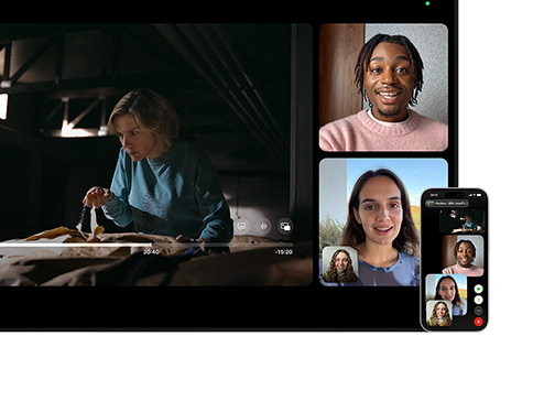 Mac และ iPhone: Split View ของ SharePlay บน Mac, รายการ Apple TV เล่นอยู่ทางด้านซ้าย, ช่อง FaceTime ทางด้านขวาแสดงบุคคล 3 คน, iPhone ที่ติดตั้งอยู่ข้างๆ Mac ถูกใช้เป็นกล้องต่อเนื่อง