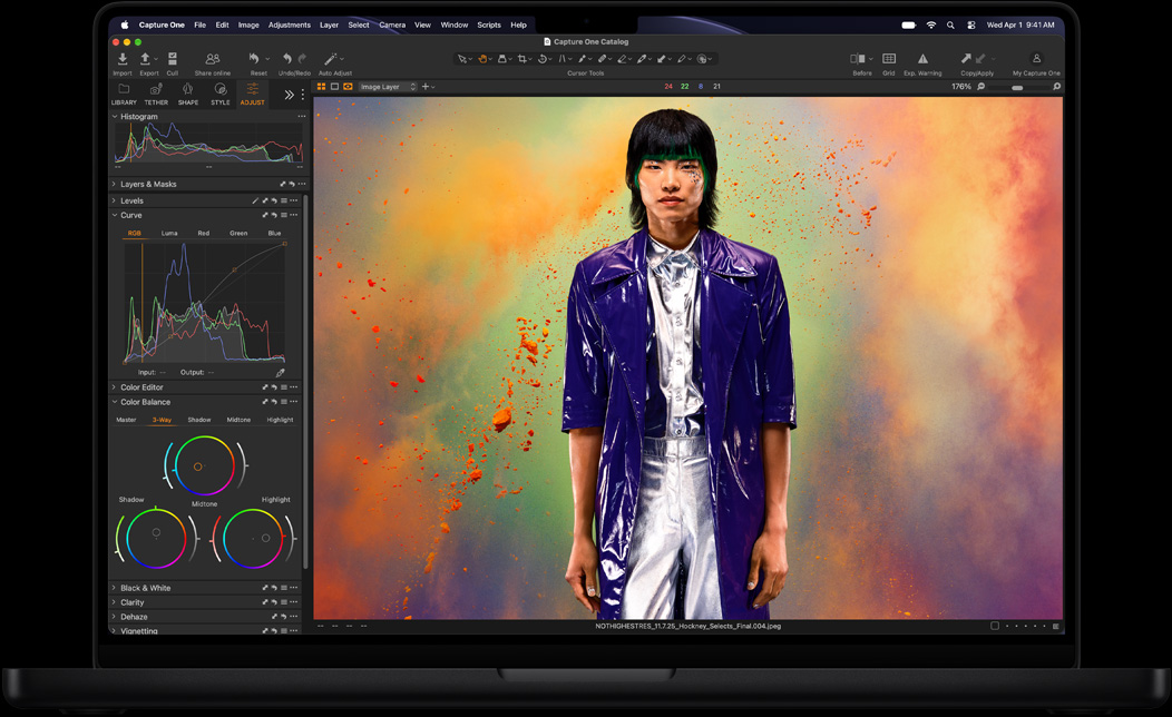 หน้าจอ MacBook Pro แสดงการปรับแต่งรูปภาพของบุคคลหนึ่งใน Capture One