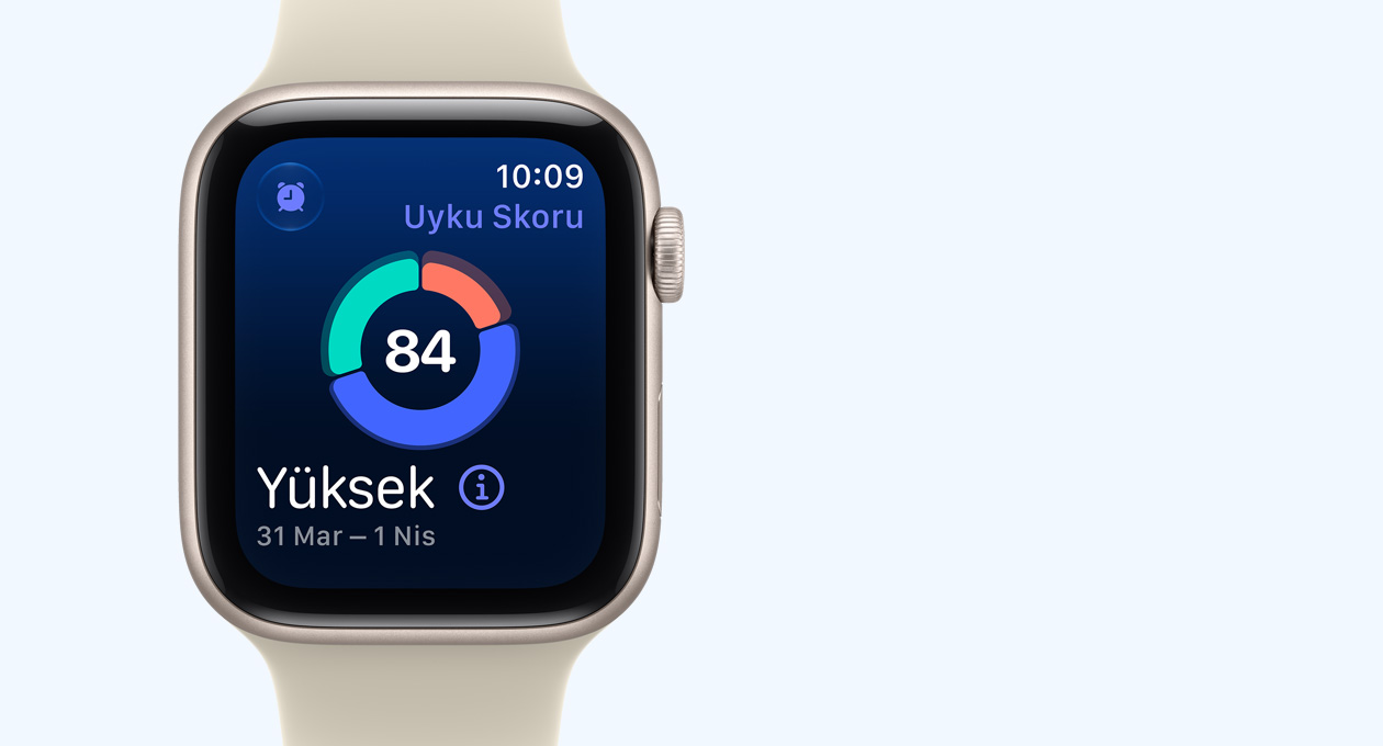 Apple Watch SE 3, alüminyum kasa, yıldız ışığı renk, ekranda uyku skoruna ilişkin dairesel grafik gösteriliyor, sağ dış görünüm, Digital Crown, Spor Kordon, kum beji (açık uçuk kahve) renk