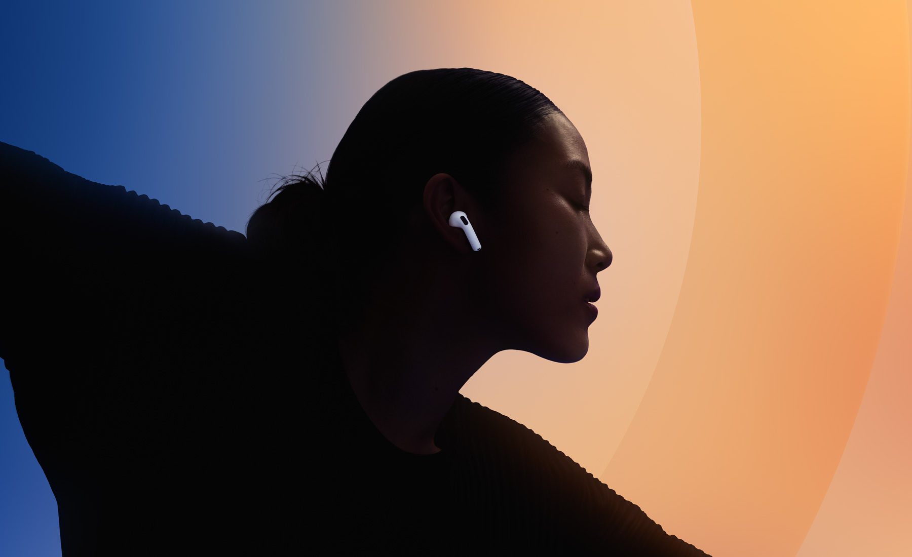 سيدة ترقص وسماعة AirPods 5‏ في أذنها.