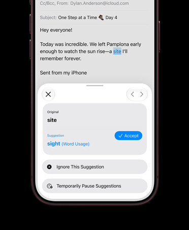 iPhone 18 Pro, bourgogne, l’écran montre Siri A I qui révise un courriel dans l’app Mail