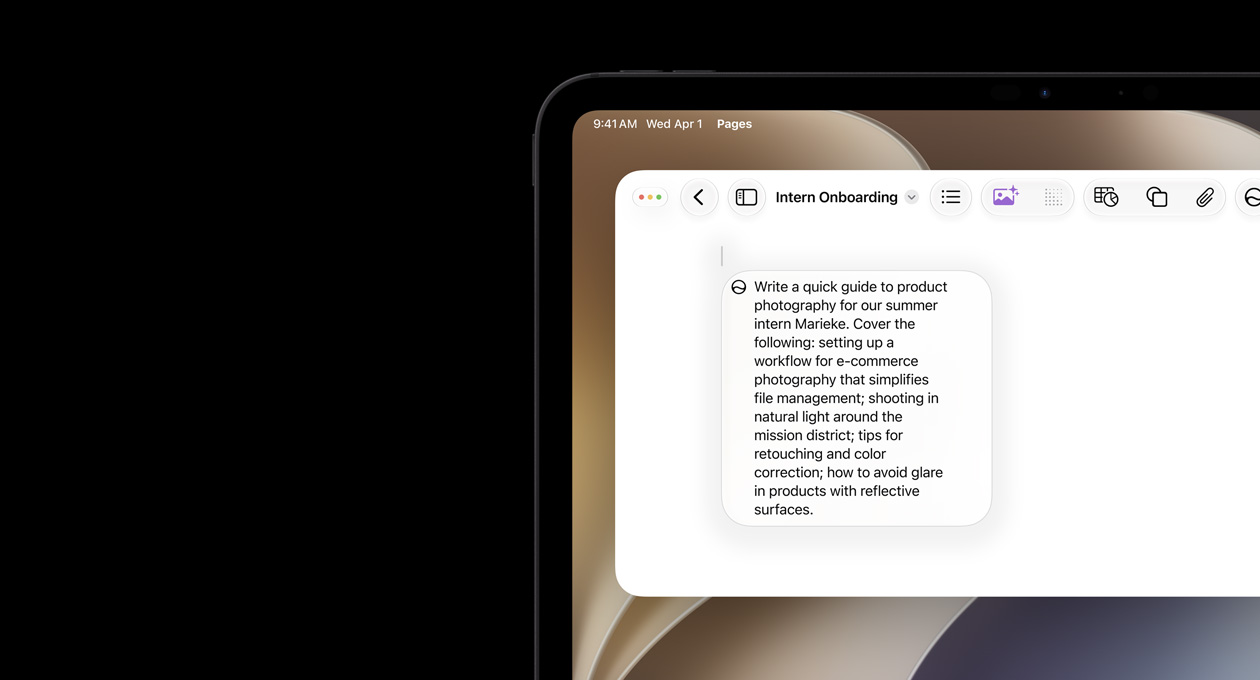 Coin supérieur gauche d’un iPad, l’écran affiche un document Pages ouvert, requête Écrire avec Siri pour rédiger un brouillon