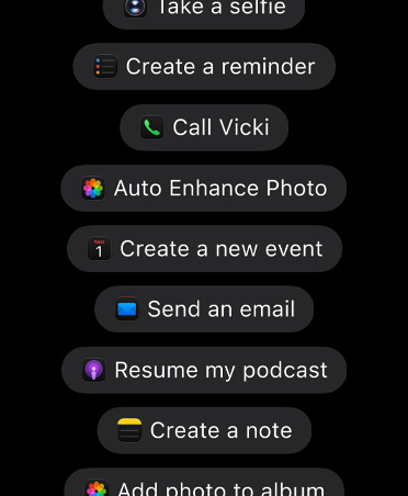 Écran affichant des requêtes à Siri A I pour effectuer des actions dans des apps, comme prendre un selfie, créer un rappel, appeler Vicki, améliorer automatiquement la photo, créer un événement, envoyer un courriel, reprendre mon balado, créer une note et ajouter une photo à l’album