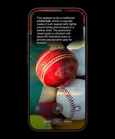 iPhone 18 Pro, bourgogne, affichant le mode Siri dans l’app Caméra avec une photo de balles de cricket et une réponse détaillée de Siri A I sur les balles de cricket