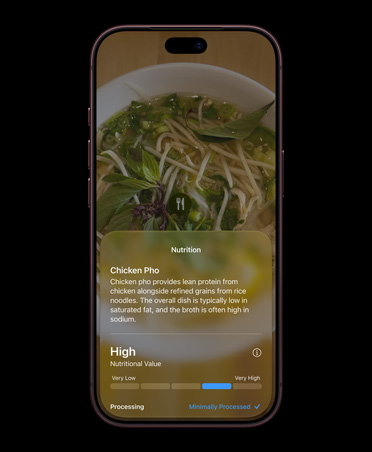 iPhone 17 Pro, bleu foncé, écran avant, affichant le mode Siri dans l’interface de l’app Caméra, montrant des données nutritionnelles sur un aliment identifié par l’intelligence visuelle, écran affichant des renseignements détaillés sur une soupe tonkinoise au poulet, y compris les ingrédients courants et la valeur nutritive