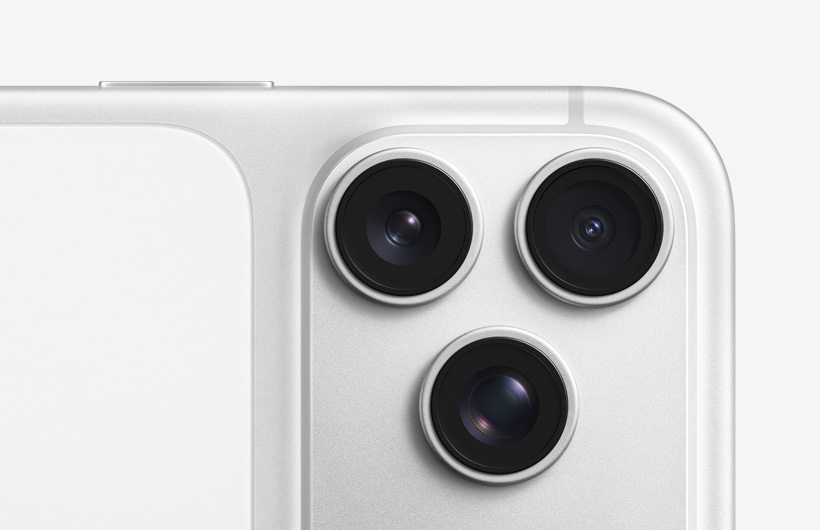 シルバーのiPhone 17 Proの背面の外観。Proのカメラシステムと3つのレンズ