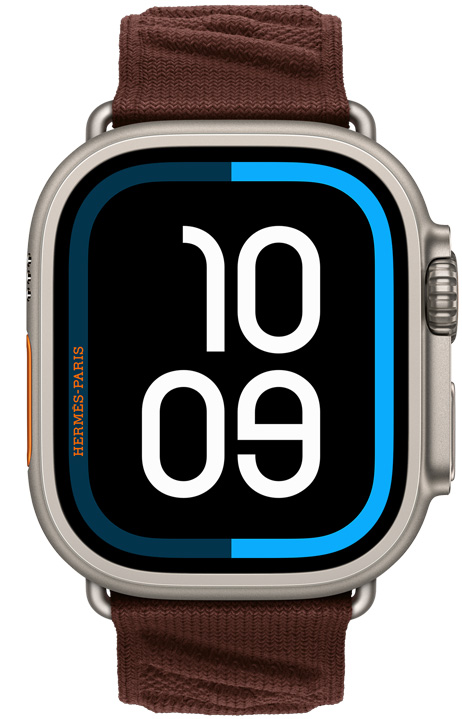 Apple Watch Hermès Ultra 4, digitales Maritime Zifferblatt, Titangehäuse, Farbe Natur, rechte Seitenansicht, Digital Crown, erhöhte Seitentaste, kombiniert mit En Mer Armband, Farbe Bordeaux (Dunkelbraun), strukturiertes Strickgewebe