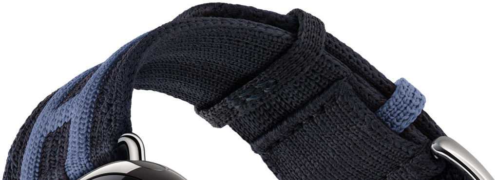 Apple Watch Hermès Series 12 Rocabar Club Armbanddetail, Farbe Bleu Nuit/Bleu Brighton, dunkelblaues Strickgewebe mit hellblauem Relief-Streifenmuster und dem Hermès H