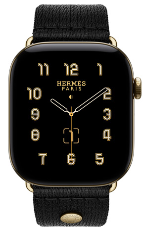 Apple Watch Hermès Series 12, analoges Clou de Selle Zifferblatt (Stunden-, Minuten- und Sekundenzeiger, Komplikationen: Mondphase, Datum), Titangehäuse, Farbe Brillantgold, rechte Seitenansicht, Digital Crown, Seitentaste, kombiniert mit Satin Clou de Selle Armband in Noir, weiches, schwarzes satiniertes Gewebe mit Metallelementen in Brillantgold, passend zum Gehäuse der Watch