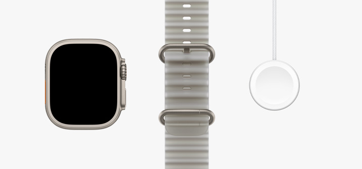 Apple Watch Ultra 4，原色鈦金屬錶殼，展示貼邊設計顯示器，配搭半透明灰色海洋錶帶，Apple Watch 磁力快速充電器至 USB-C 連接線