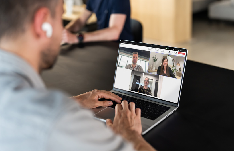 Mac, Microsoft Teams gibi temel iş uygulamalarıyla birlikte çalışarak Dijital Pazarlama Direktörü Clément Boës’nin bağlantıda ve üretken kalmasına yardımcı oluyor.