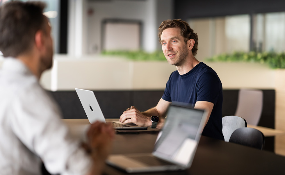 COO André-Philippe Ethier, ekibiyle her zaman bağlantıda kalmak için MacBook Pro ile ofis, ortak alanlar ve mağaza katı arasında kolayca geçiş yapıyor.
