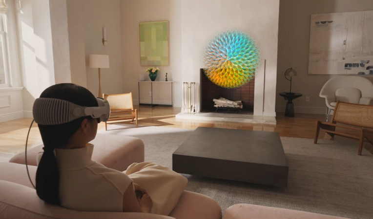 Apple Vision Pro上のマインドフルネスアプリで瞑想の音声ガイドを聴いている人物