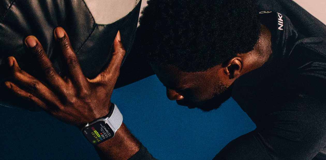 Un hombre hace ejercicio con un Apple Watch puesto.