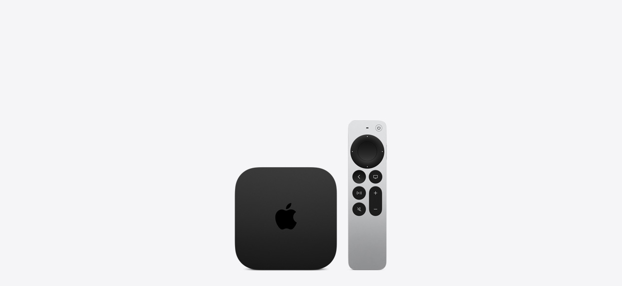 Parte da frente da Apple TV 4K preta, com formato quadrado, logotipo da Apple na parte superior e bordas arredondadas. Parte da frente do Siri Remote com clickpad circular sensível ao toque e botões elevados