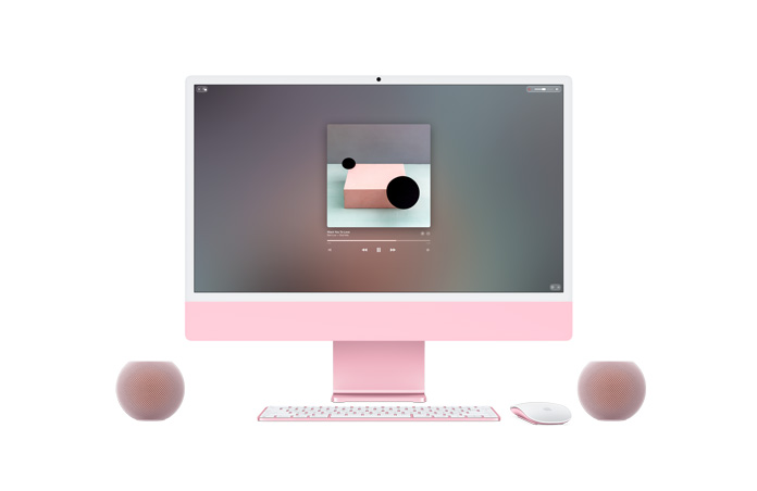 iMac สีชมพู, ภายนอกด้านหน้า, Apple Music กำลังเล่นอยู่บนหน้าจอ, Magic Keyboard และ Magic Mouse ในสีที่เข้ากัน, ขนาบด้วยลำโพง HomePod mini 2 สีชมพูสองตัวที่จัดเป็นคู่สเตอริโอ