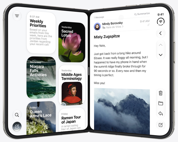 本のように開いた直立状態のiPhone Duo。左側のパネルにはSiriアプリ、右側のパネルにはメールアプリが表示されている