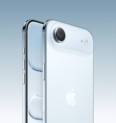 天藍色外觀的 iPhone Air 展示螢幕的一部分，斜角度展示動作按鈕、音量按鈕和側邊按鈕；機身背面展示雙融合相機系統位於左上角。
