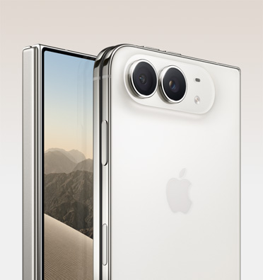 星光白色 iPhone Duo 以左斜角展示內螢幕的沙漠景觀圖片；另一部合上的星光白色 iPhone Duo 左斜角展示背面外觀，4800 萬像素雙融合後置相機位於頂部角落，兩個鏡頭，咪高風，閃光燈