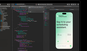 MacBook Pro, Xcode, editor de código mostra o comentário: Conecte o app à Apple Intelligence, prévia do iPhone, app Quantum College Hospital, texto que diz: Diga olá para sua assistente de agendamento, botões: Ver turnos abertos, Trocar meu próximo turno